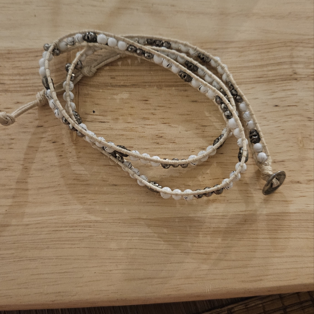 Elegant White And Black Beaded Wrap Bracelet Skulls 25$